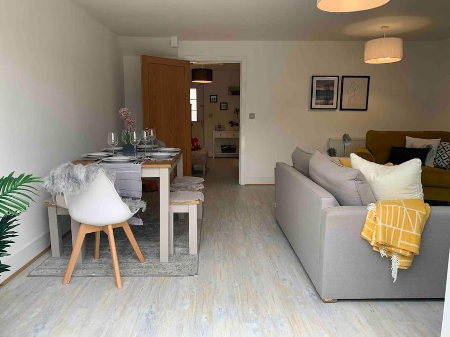 Villa Stylish & Spacious 3 Bed House With 2 Free Car Parking Spaces à Appledram Extérieur photo