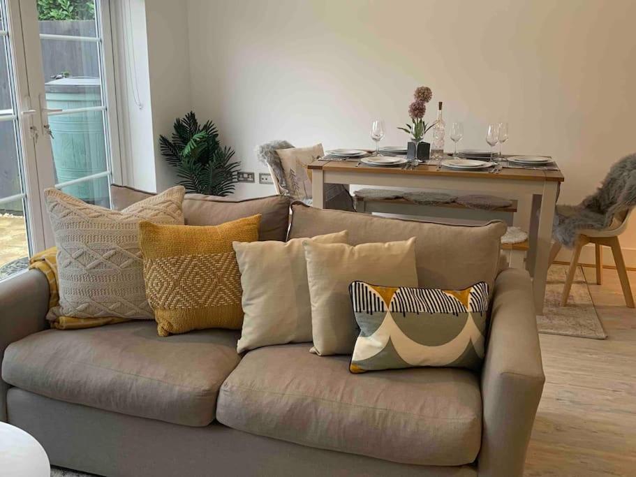 Villa Stylish & Spacious 3 Bed House With 2 Free Car Parking Spaces à Appledram Extérieur photo